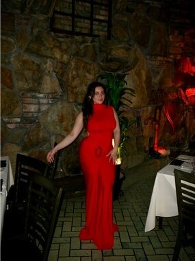 Red Round-Buckle Evening Table Runner - Stylish Dining Accent